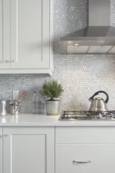 Белая мозаика на кухне фартук фото