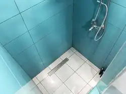 Ванна бөлмесіндегі душ ағызу фотосуреті