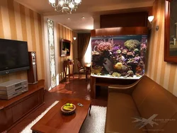 Yashash xonasidagi televizor va akvarium fotosurati