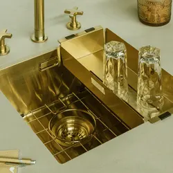 Золотая раковина на кухне фото