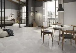 Серый керамогранит на полу в интерьере квартиры