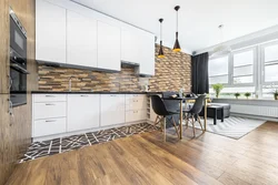 Wood-effect tiles on the wall in the kitchen in the interior