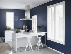 Белая кухня с голубыми стенами фото