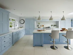 Белая кухня з блакітнымі сценамі фота