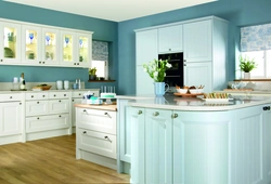 Белая кухня з блакітнымі сценамі фота