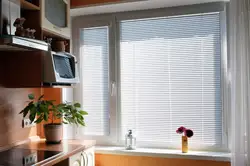 Вертыкальныя жалюзі на акно кухні фота