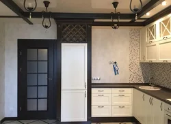 Кухня с коричневыми дверями фото