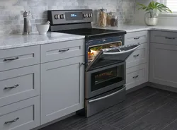 Электрическая плита в интерьере кухни