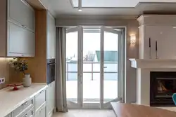 Дизайн гостиной с французским окном