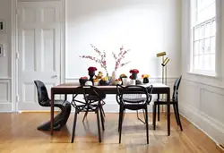 Темный стол в интерьере гостиной