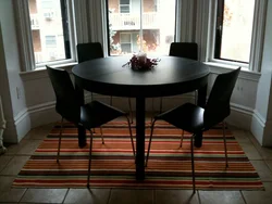 Темный стол в интерьере гостиной