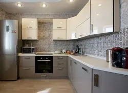 Белая кухня бежевый холодильник дизайн