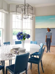 Дизайн кухни и гостиной с синими стульями
