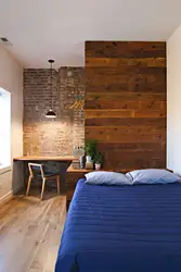 Дизайн спальни с деревом и кирпичом