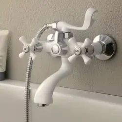 Белый кран в ванной фото