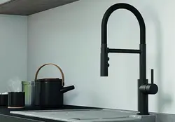 Дизайн кухни с черным смесителем
