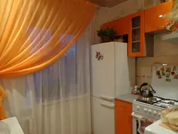 Дызайн кухні з аранжавымі шторамі