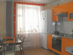 Дызайн кухні з аранжавымі шторамі