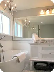 Bathroom design with large mirror