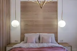 Daxili fotoşəkildə yataq otağında divardakı lampalar