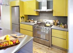 Кухня в сером и желтом цвете фото