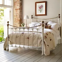 Белая Металлическая Кровать В Интерьере Спальни