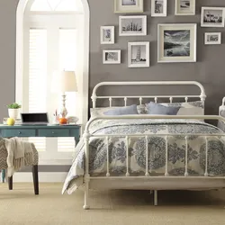 Белая металлическая кровать в интерьере спальни