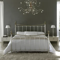 Белы металічны ложак у інтэр'еры спальні