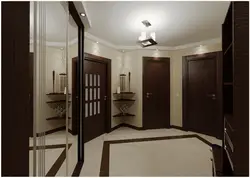 Qaranlıq qapıları olan bir mənzildə koridorun fotoşəkili