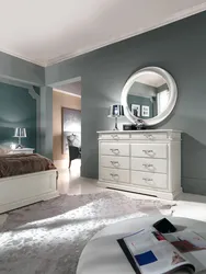Дызайн спальні з камодай і люстэркам фота