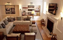 Дизайн гостиной с диваном и камином