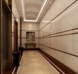 Koridor fotosuratidagi devorlarga chinni plitkalar