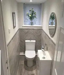 Ayrı bir tualeti olan kiçik bir banyonun daxili fotoşəkili