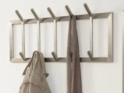 Koridorda paltar üçün metal divar asılqanları fotoşəkil