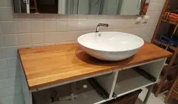 Раковинаның астындағы ваннаға арналған үстелдің DIY суреті