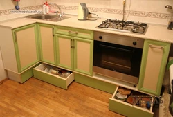 Фото кухней с ящиками внизу