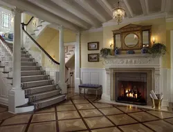 Дизайн гостиной с лестницей и камином