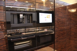 Дизайн кухни телевизор в шкафу