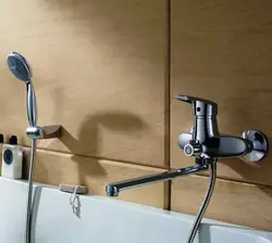 Фото установленных смесителей в ванной