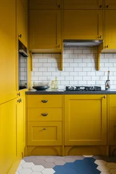 Маленькая жоўтая кухня дызайн