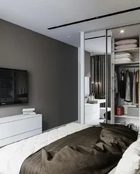 Дызайн спальні з акном і гардэробнай