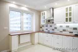 Тарҳи ошхона кунҷӣ бо countertop назди тиреза