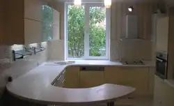 Дызайн кутняй кухні са стальніцай у акна