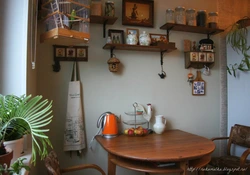 Полки над столом в интерьере кухни фото