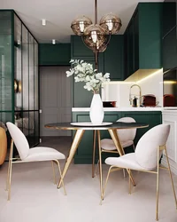 Зеленые стулья в интерьере белой кухни