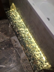Камни в ванной на полу фото