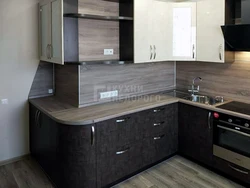 Ошхона бо countertops торик ва акс поёни торик