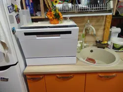 Посудамыйная машына пад ракавіну на кухні