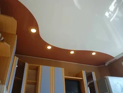Фото одноуровневых натяжных потолков для кухни