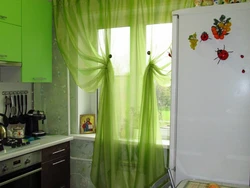Дизайн шторы на кухню за холодильник